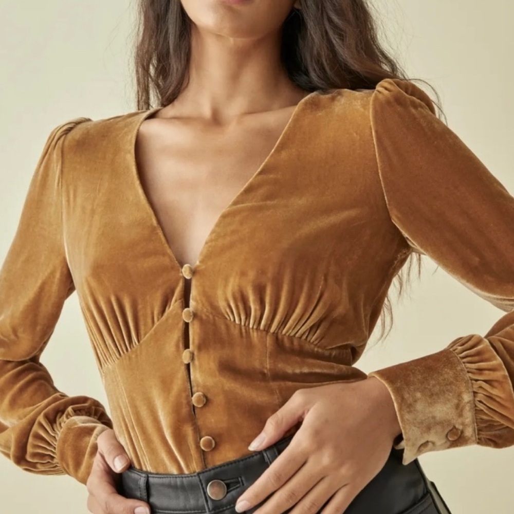 Reformation Seraphine Top in Reyes (gold velvet)